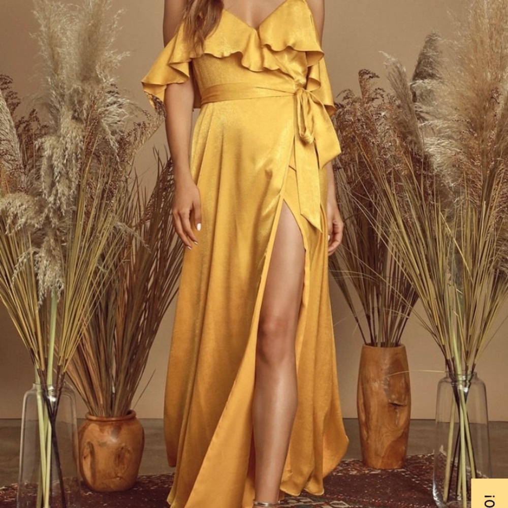 NWT* beautiful. Can dress up/down with a combat boot and leather jacket.
